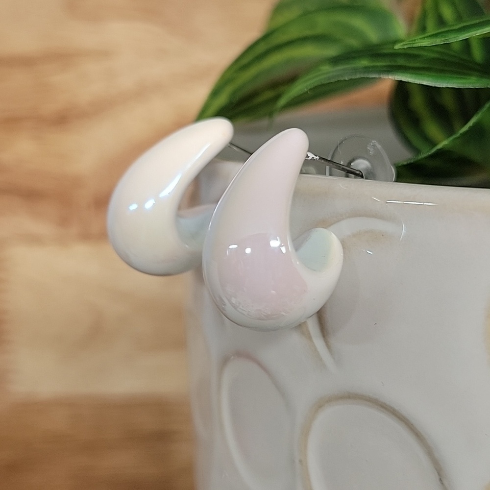 Iridescent Teardrop Stud Earrings - Off-White Pearl